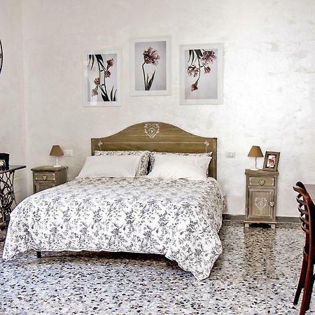 ヴィーコ・エクエンセ Vicoletto Dell'Aria Bed & Breakfast エクステリア 写真